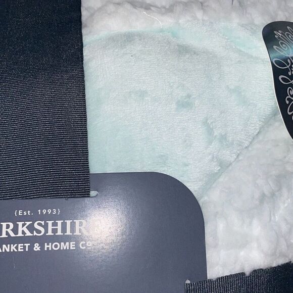 Berkshire Blanket & Home Sherpa Throw 55x70 Blue Gray Fuzzy Comfy NWT - Picture 2 of 3